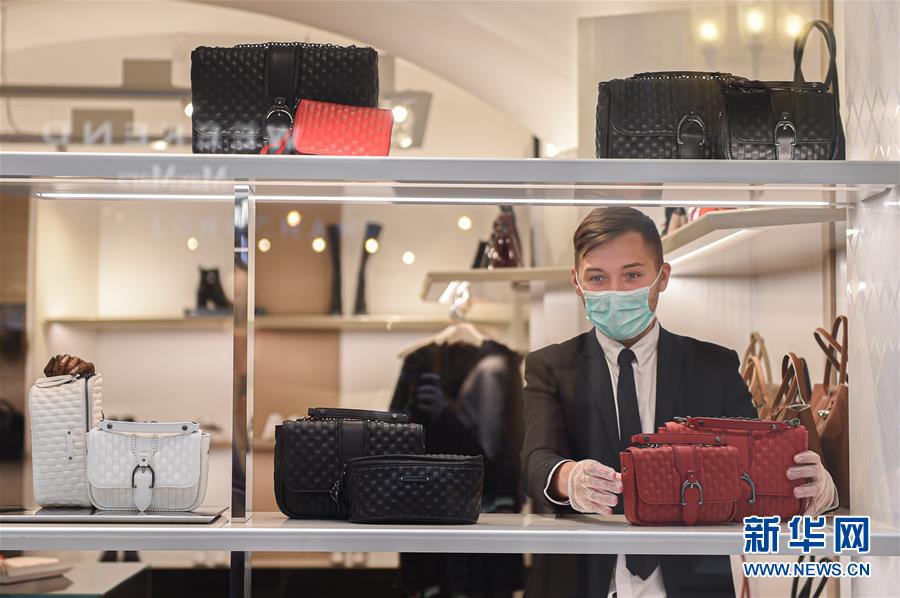 6月1日，在俄罗斯首都莫斯科，售货员在古姆百货商场工作。 新华社发（叶甫盖尼·西尼岑摄）