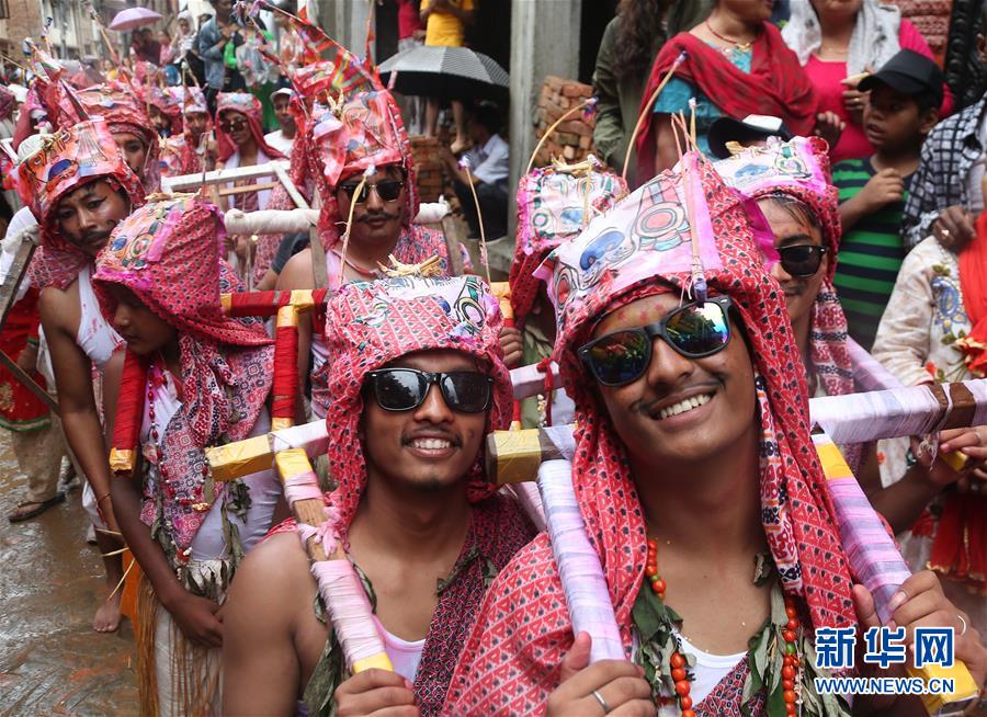 8月16日，在尼泊尔吉尔蒂布尔，人们参加神牛节游行活动。新华社发（苏尼尔·夏尔马摄）