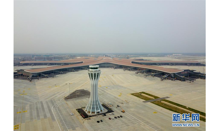 这是6月25日无人机拍摄的北京大兴国际机场西塔台。 当日，北京大兴国际机场西塔台通过竣工验收并整体交付使用。西塔台被誉为“凤凰之眼”，未来将担负北京大兴国际机场70%以上的飞机起降指挥任务。 新华社记者 张晨霖 摄