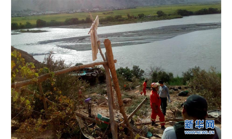 2月21日，人们在秘鲁阿雷基帕省卡马纳地区的大客车事故现场参与救援。当日，秘鲁南部阿雷基帕省发生重大交通事故，一辆双层长途大客车行驶中失控翻下山坡，造成至少35人死亡、20人受伤。事故原因正在调查中。新华社/安第斯通讯社