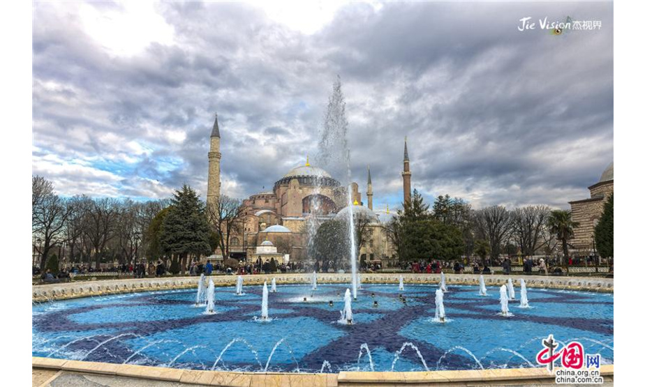 蓝色清真寺不得不说是众多清真寺中的一个典范，作为这个城市的地标性建筑一直是各国游客来伊斯坦布尔的打卡之地。但是很多人都不知道，在它的百步之遥还有一处比其历史更为悠久更为辉煌的一座建筑，它曾经是世界十大教堂之一，也被赞誉世界上最伟大的建筑之一，它就是圣索菲亚大教堂。（作者：刘杰）