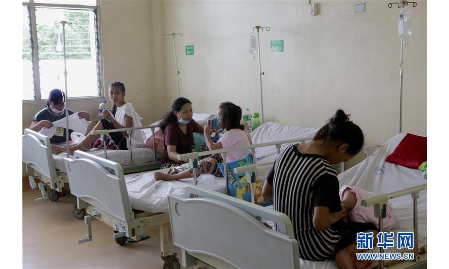 这是7月16日在菲律宾首都马尼拉的一家医院拍摄的登革热病房。 菲律宾卫生部15日公布的数据显示，今年以来菲律宾登革热病例激增。据当地媒体报道，今年该国至少有450人因感染登革热死亡。 新华社发（鲁埃勒·乌马利摄）