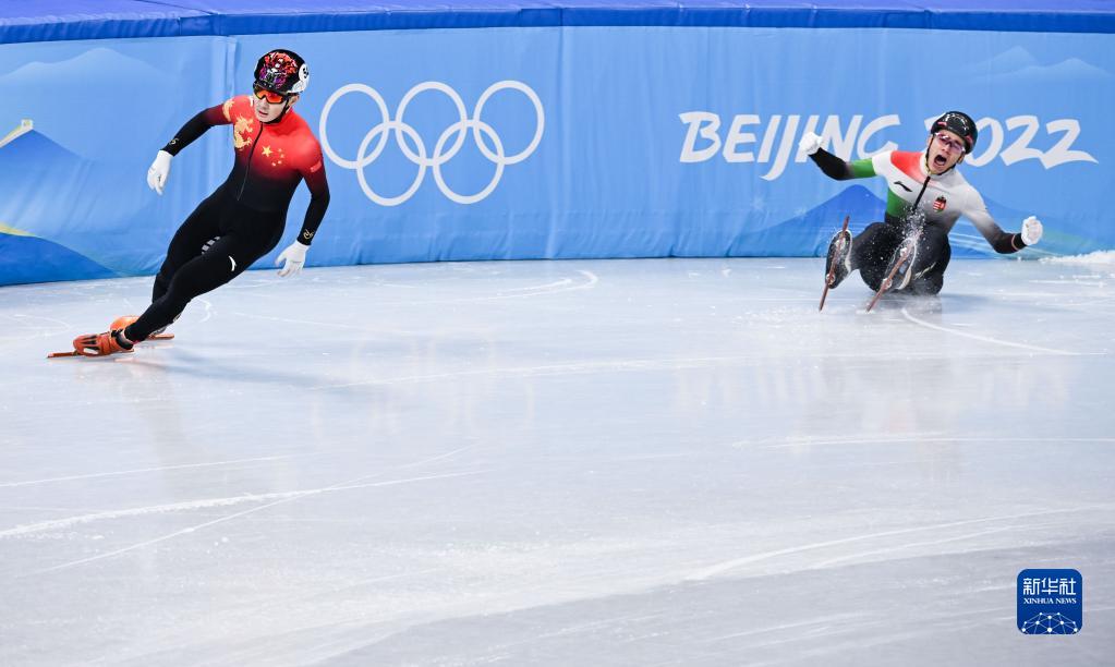 2月7日，任子威（左）在比赛后。

　　当日，在首都体育馆举行的北京2022年冬奥会短道速滑项目男子1000米决赛中，中国选手任子威夺得冠军。

　　新华社记者 李尕 摄