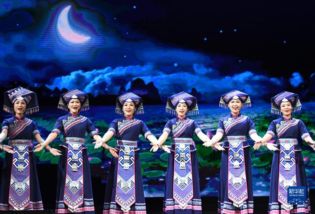 12月4日，演员在《十二天籁壮族嘹歌》晚会上唱嘹歌。

当日，《十二天籁壮族嘹歌》晚会在南宁市广西文化艺术中心举行。壮族嘹歌是国家级非物质文化遗产，演出以传统原生态嘹歌为基础，再现了生活如歌、嘹歌如魂的现实场景。

新华社记者周华摄