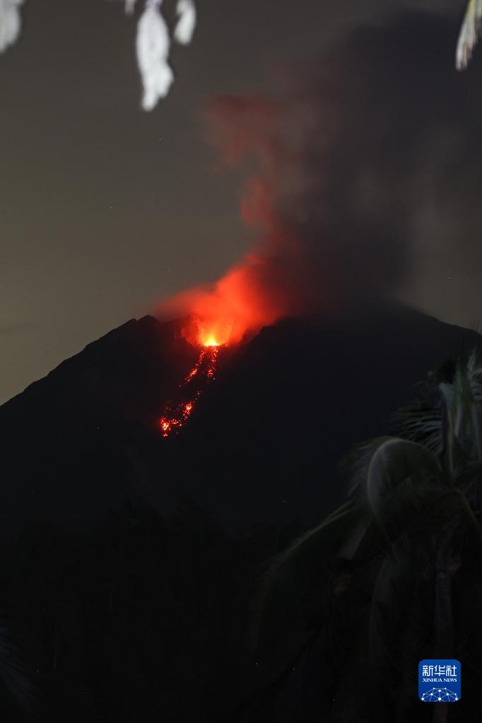 这是12月6日在印度尼西亚卢马姜拍摄的喷发中的塞梅鲁火山。

　　印度尼西亚国家抗灾署6日说，印尼东爪哇省塞梅鲁火山喷发造成的死亡人数已升至22人。

　　新华社发（库尔尼亚万 摄）