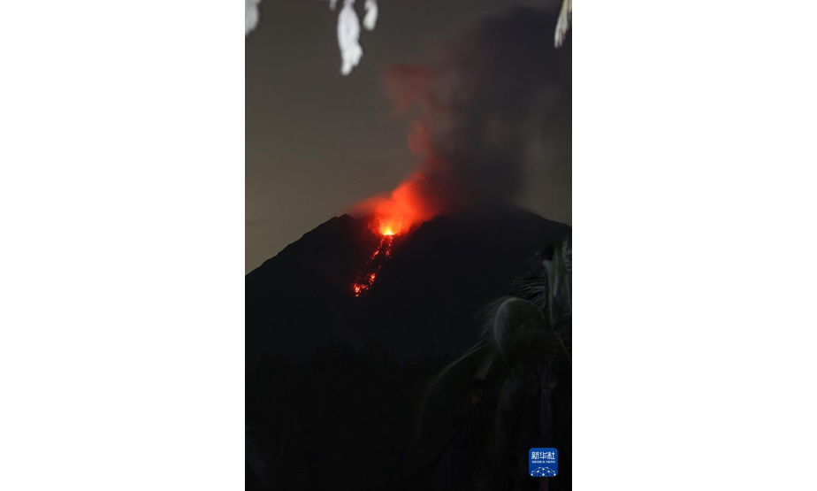 这是12月6日在印度尼西亚卢马姜拍摄的喷发中的塞梅鲁火山。

　　印度尼西亚国家抗灾署6日说，印尼东爪哇省塞梅鲁火山喷发造成的死亡人数已升至22人。

　　新华社发（库尔尼亚万 摄）