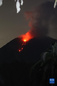 这是12月6日在印度尼西亚卢马姜拍摄的喷发中的塞梅鲁火山。<br/><br/>　　印度尼西亚国家抗灾署6日说，印尼东爪哇省塞梅鲁火山喷发造成的死亡人数已升至22人。<br/><br/>　　新华社发（库尔尼亚万 摄）