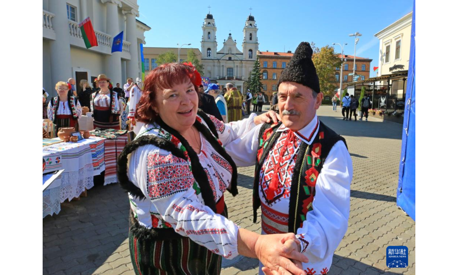 9月11日，人们在白俄罗斯明斯克穿着民族服装表演舞蹈。