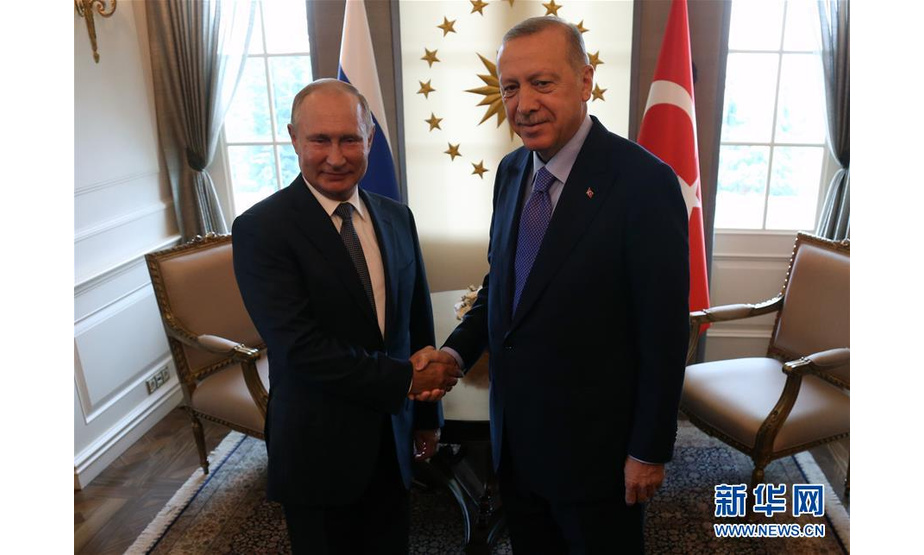 9月16日，在土耳其首都安卡拉，俄罗斯总统普京（左）与土耳其总统埃尔多安（右）握手。 土耳其、俄罗斯和伊朗三国领导人16日在安卡拉举行会晤，重点讨论了叙利亚安全问题，强调应在叙利亚西北部伊德利卜地区实现长期停火。 新华社发（穆斯塔法·卡亚摄）