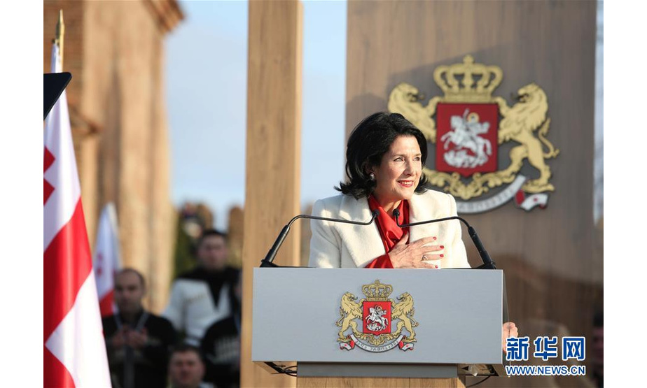 12月16日，在格鲁吉亚东部城市泰拉维，萨洛梅·祖拉比什维利在总统就职仪式上致辞。当日，格鲁吉亚当选总统萨洛梅·祖拉比什维利在泰拉维宣誓就职，成为格鲁吉亚独立后首位女总统。新华社发（格鲁吉亚总统府供图）