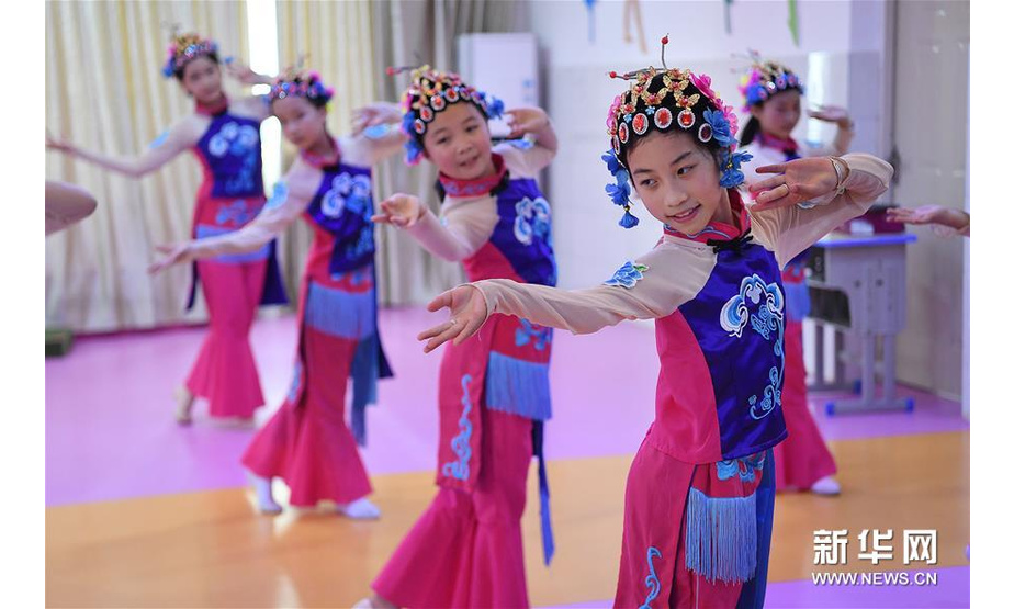 4月24日，宜黄县水北新区小学学生在排练戏曲健身操。 新华社记者 万象 摄