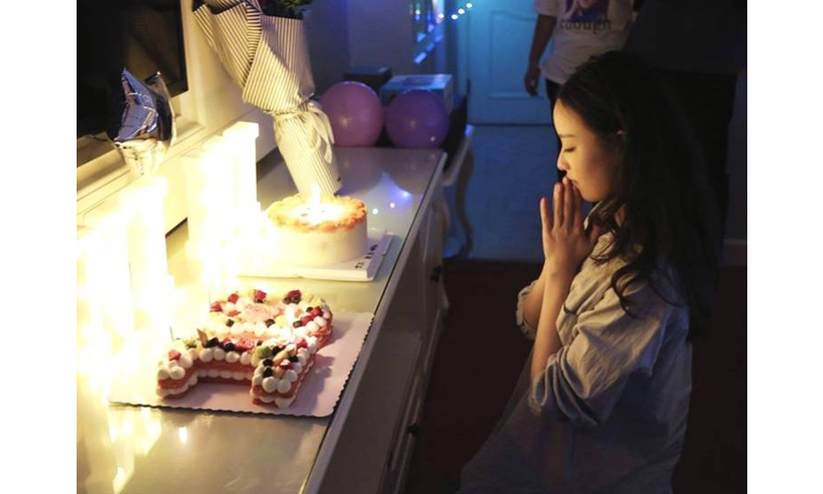 
8月8日，倪妮迎来了30岁的生日，她配文称：三十岁，才刚刚开始。照片中倪妮坐在蛋糕前许愿，披肩长发和休闲装扮看起来十分甜美。
