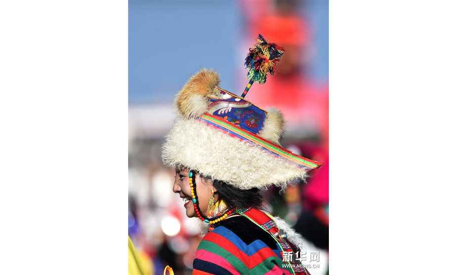 在西藏那曲市赛马节上拍摄的戴“天线帽”的西藏安多妇女（8月10日摄）。 西藏藏北安多县牧民有戴“天线帽”的传统，“天线帽”传统上由羊羔皮、狐狸皮等缝制，现多为羊羔皮及人造皮缝制。不论男女所戴的“天线帽”顶上都有一根类似天线的条状彩线编织物竖起。 新华社记者 觉果 摄