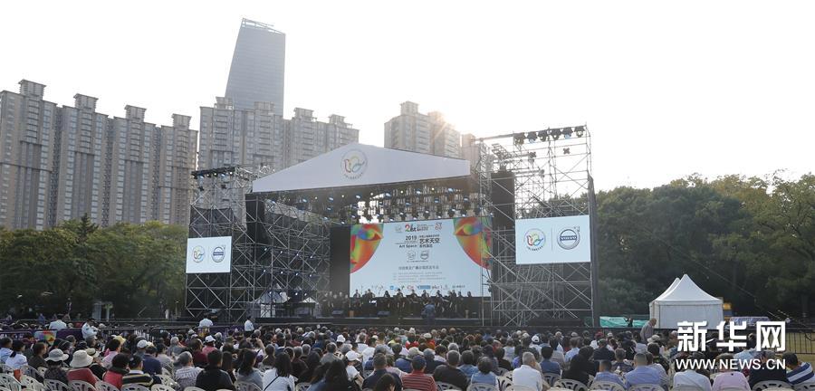 10月19日在上海中山公园拍摄的演出现场。 新华社记者 高峰 摄