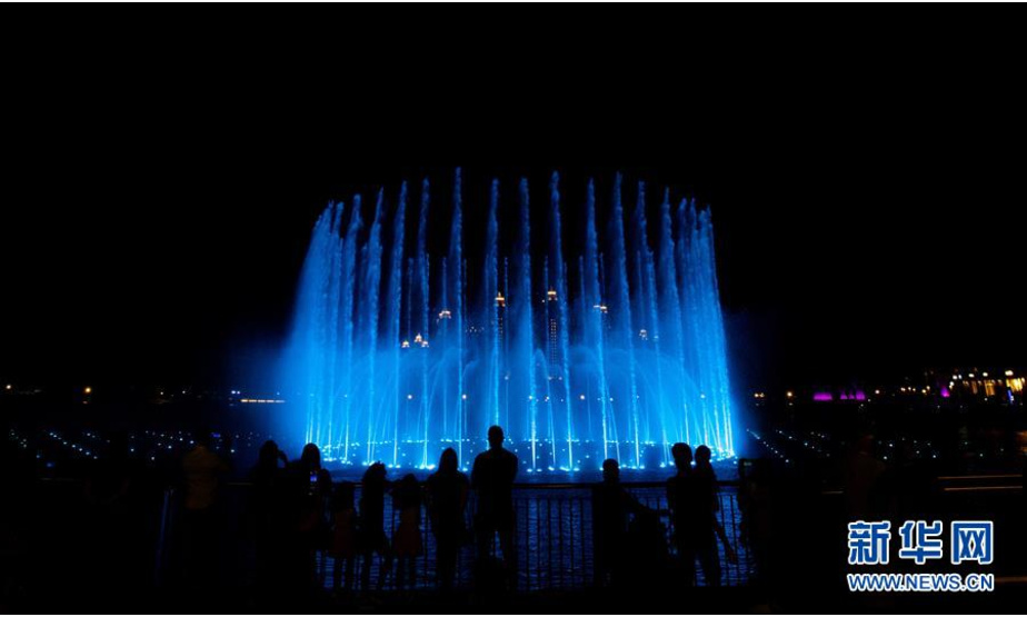 10月24日晚，在阿拉伯联合酋长国迪拜棕榈岛，当地居民和游客欣赏音乐喷泉表演。 吉尼斯世界纪录认证的世界最大喷泉——迪拜棕榈岛音乐喷泉24日进入表演季。该项目设计和制造商为北京中科水景科技有限公司，音乐喷泉表演将从每天日落后开始，每30分钟一次直至午夜，每场表演约3分钟，音乐涵盖古典、流行等多种风格。 新华社发