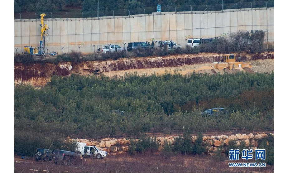 12月4日，挖掘机在以色列梅图拉靠近黎巴嫩边境处作业。  新华社/基尼图片社