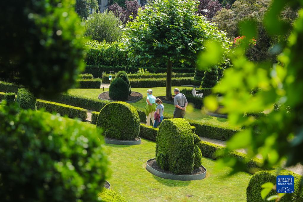 8月21日，游客在比利时小城迪尔比的植物修剪公园参观。

　　迪尔比是一座位于比利时阿登山区的古老小城。时下正值旅游旺季，这里独具特色的城市风貌和自然风光吸引了不少游客。

　　新华社记者 郑焕松 摄