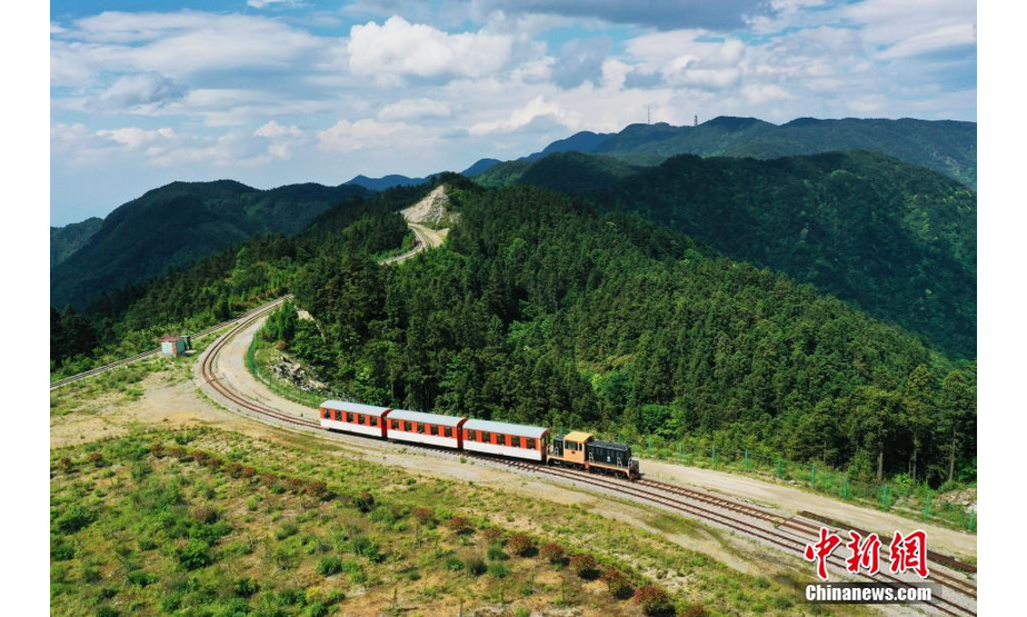 小火车不急不缓地行进在高山峻岭之中，时速只有10公里，目的是为了方便游客观光欣赏沿途美景。 刘占昆 摄