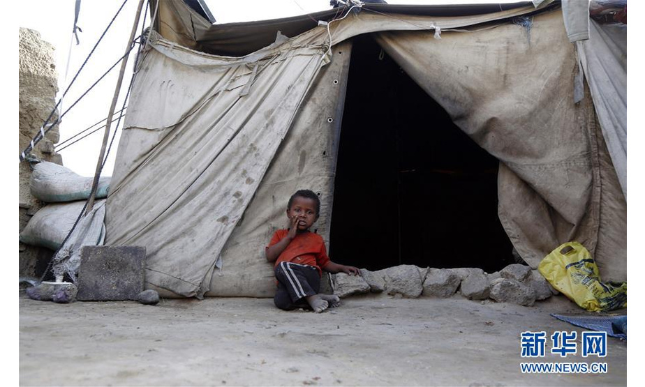 7月22日，在也门萨那郊区一座流离失所者居住的难民营内，一名儿童坐在帐篷前。 据联合国数据表明，也门内战爆发四年多来已迫使约330万人流离失所，也门人口的80%、即超过2400万人需要人道主义援助，其中约1000万人面临严重食品短缺。 新华社发（穆罕默德 摄）