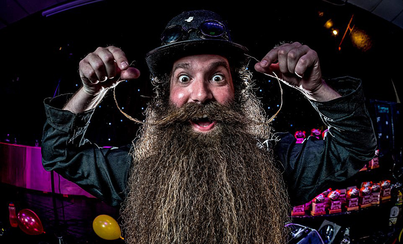 近日，英国萨默赛特郡举办了第五届怪异胡子比拼赛，各地参赛者纷纷前往参加，其中最远的来自美国新泽西州。Wessex Beardsmen俱乐部欢迎参赛者秀出自己形状各异的胡须以获得奖项。