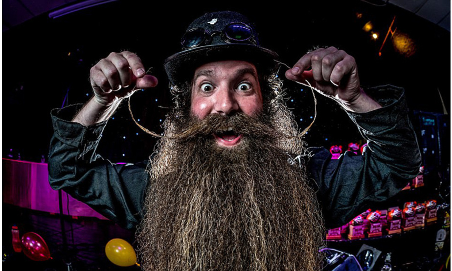 近日，英国萨默赛特郡举办了第五届怪异胡子比拼赛，各地参赛者纷纷前往参加，其中最远的来自美国新泽西州。Wessex Beardsmen俱乐部欢迎参赛者秀出自己形状各异的胡须以获得奖项。