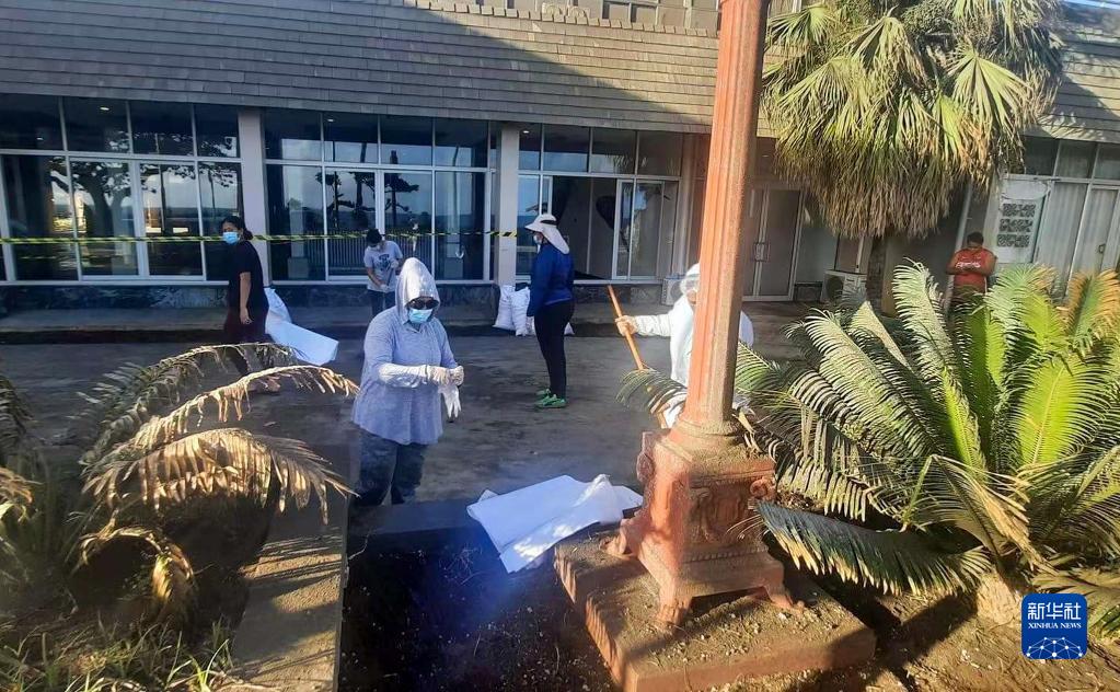 这是1月20日早晨在汤加首都努库阿洛法拍摄的遭受海啸侵袭后的街道和房屋。

　　南太平洋岛国汤加的洪阿哈阿帕伊岛14日和15日发生火山喷发，首都努库阿洛法观测到海啸。

　　新华社发（马里安摄）