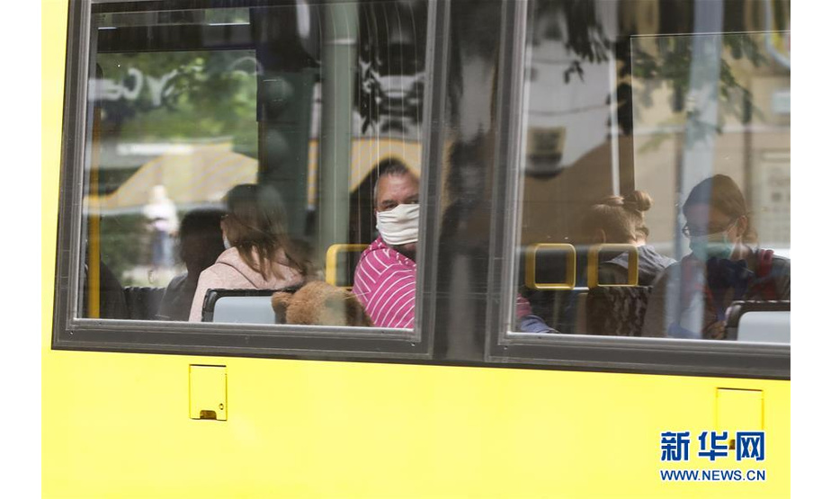 7月7日，佩戴口罩的乘客在德国首都柏林乘坐有轨电车。 针对有地方官员呼吁取消民众乘坐公交车和在商场购物时须戴口罩的规定，德国联邦政府6日表示，支持延续“口罩强制令”。4月底，德国全部16个联邦州陆续出台“口罩强制令”，即居民在乘坐公交车和购物时须佩戴口罩。 新华社记者 单宇琦 摄