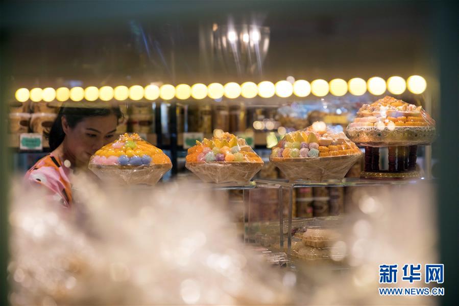 9月1日，顾客在泰国曼谷著名的“九姐妹甜点”店挑选传统泰式甜点。新华社记者 张可任 摄