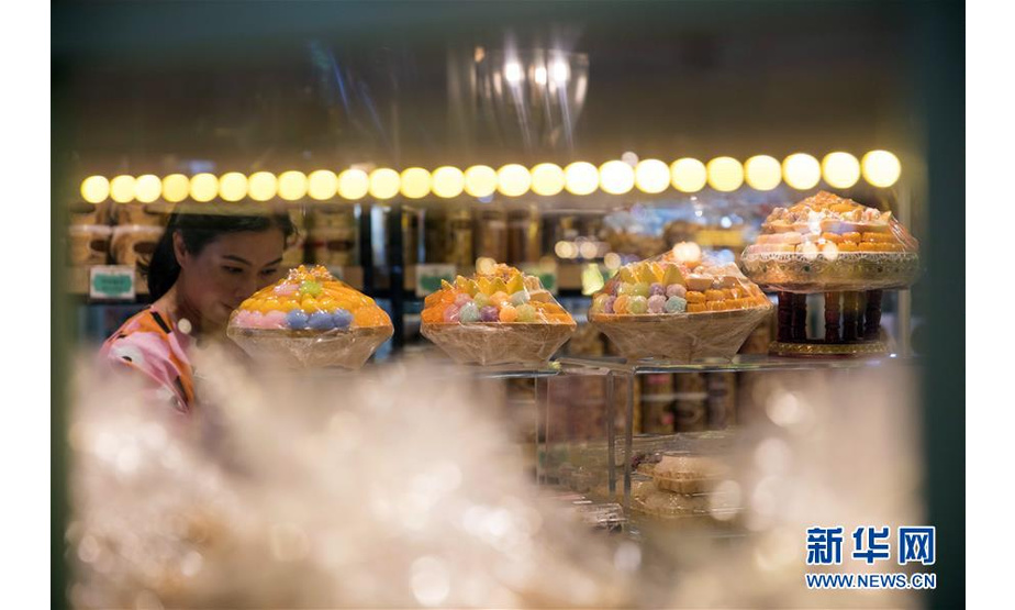 9月1日，顾客在泰国曼谷著名的“九姐妹甜点”店挑选传统泰式甜点。新华社记者 张可任 摄