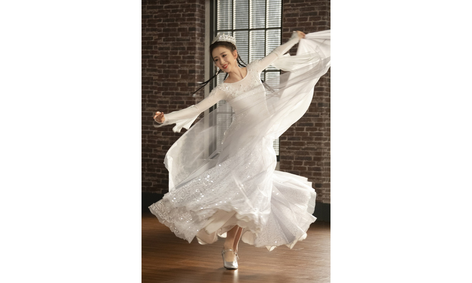 5月22日，佟丽娅工作室在微博上晒出了一组佟丽娅跳舞的照片。照片中，佟丽娅绑着长辫子，身穿白裙翩翩起舞，身姿婀娜仙气飘飘，太美了。