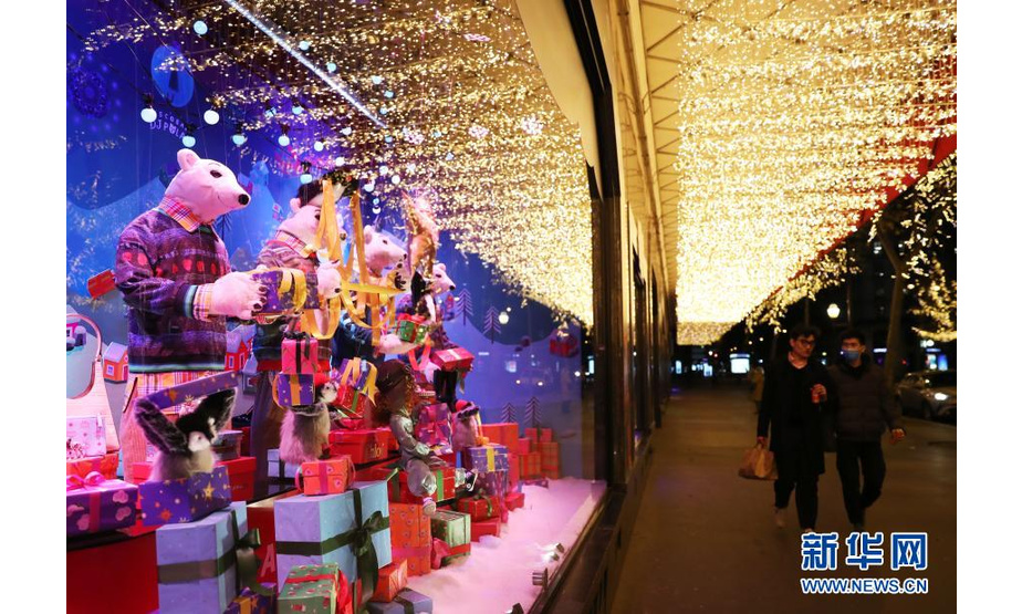 11月22日，人们走过法国巴黎老佛爷百货商店的圣诞橱窗。新华社记者 高静 摄