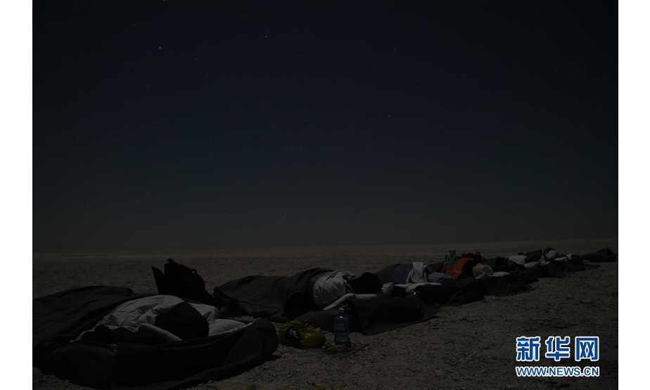 这是8月11日在博茨瓦纳马卡迪卡迪盐沼拍摄的游客。 马卡迪卡迪盐沼位于博茨瓦纳北部，由数个盐沼组成。如今，在盐沼过夜欣赏星空，成为了深受游客欢迎的项目。 新华社记者 杨孟曦 摄