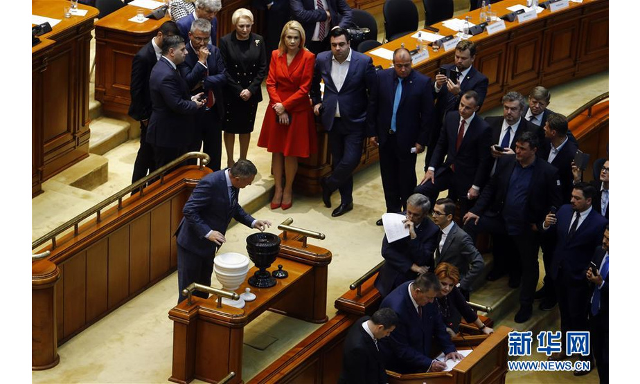 10月10日，在罗马尼亚布加勒斯特，议员就不信任案进行投票。 当日，罗马尼亚议会通过反对党对政府提出的不信任案，社会民主党主席登奇勒领导的政府因此下台。 新华社发（克里斯泰尔摄）