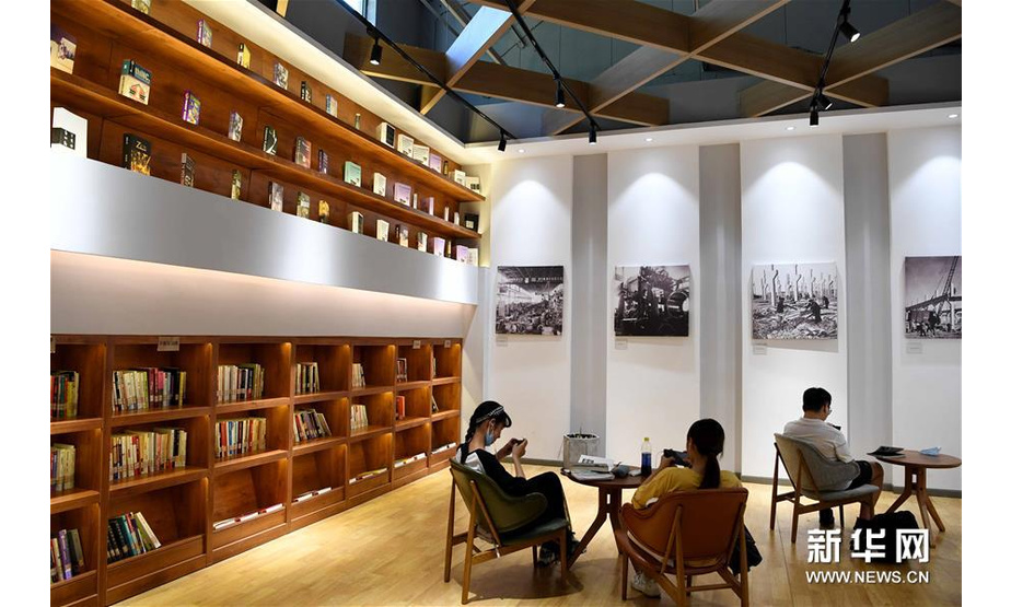 8月4日，在合肥长江180艺术街区，人们在由老厂房打造的拾光书屋里休闲。新华社发（解琛 摄）