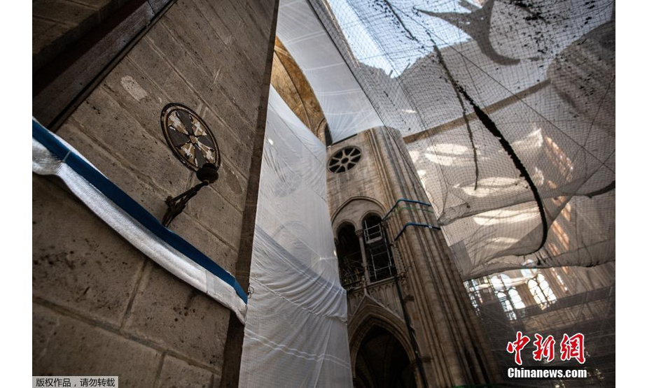 巴黎圣母院脚手架拆除工程被认为是一项艰巨任务。据《巴黎人报》、法新社等媒体报道，技术人员通过多种途径稳定脚手架，避免零部件掉落并损坏圣母院的墙壁。
