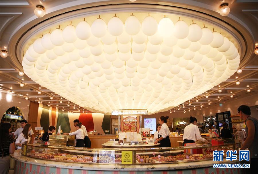 这是8月30日在法国巴黎香榭丽舍大街拍摄的知名马卡龙品牌皮埃尔·埃尔姆门店。新华社记者 高静 摄