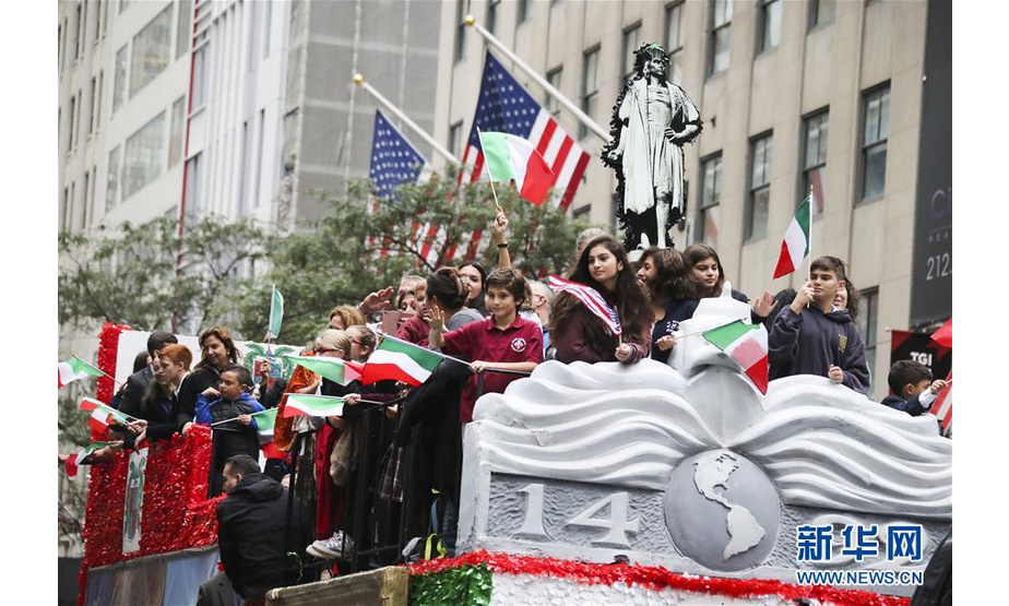 10月8日，在美国纽约曼哈顿第五大道，人们参加哥伦布日游行。当天，纽约举行哥伦布日游行，纪念意大利航海家克里斯托弗·哥伦布首次到达美洲大陆。哥伦布日游行也是美国最大的展示意大利文化传统的庆祝活动。新华社记者王迎摄 