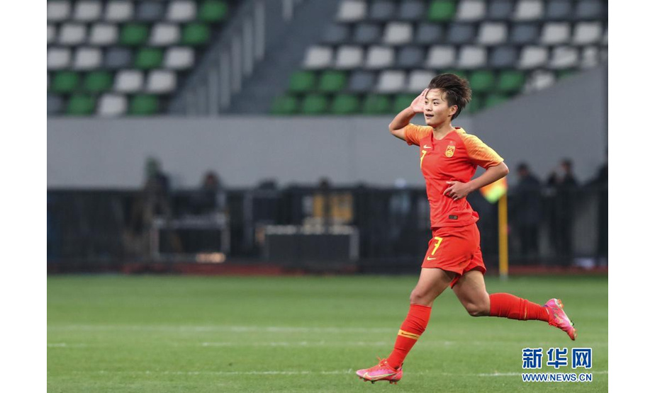 4月13日，中国队球员王霜在比赛中庆祝进球。