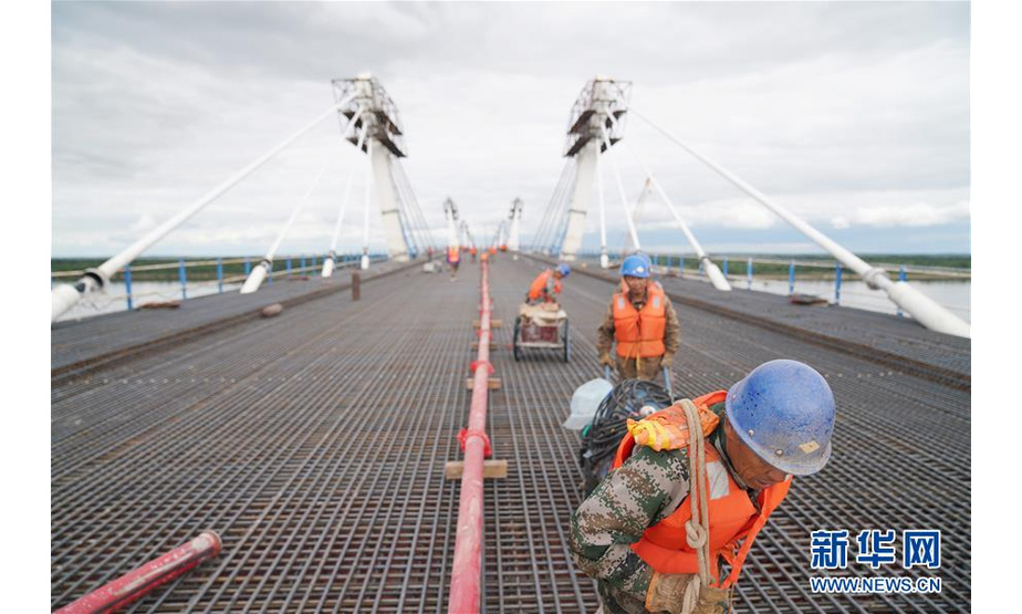 工人在大桥上进行桥面铺装施工作业（8月19日摄）。新华社记者 王建威 摄
