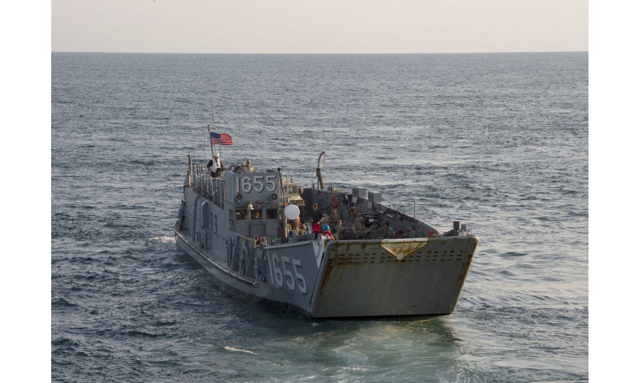 近日，美国海军“巴丹”号两栖攻击舰 “纽约”号两栖船坞运输舰以及“橡树山”号船坞登陆舰在大西洋海域进行了“水面战高级战术训练”。