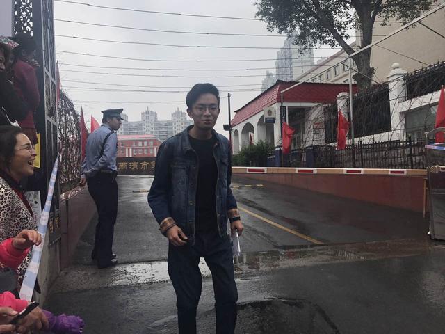 3中考点第一位考生走出考场