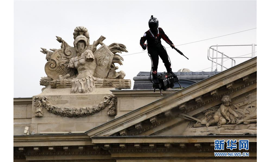 这是7月14日在法国巴黎举行的国庆阅兵仪式上拍摄的操作飞行器的“钢铁侠”。 当日，法国在首都巴黎举行国庆阅兵仪式。 新华社发（杰克·陈摄）