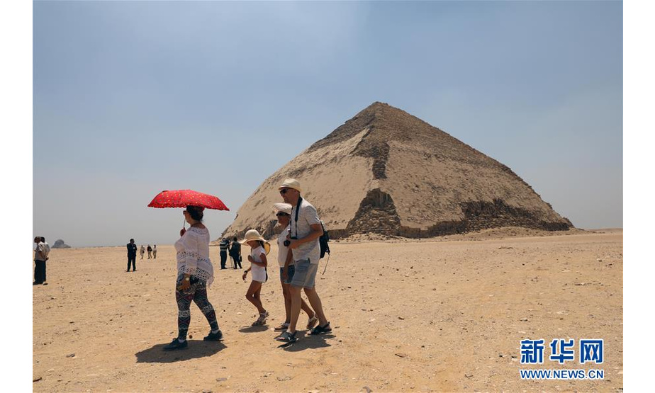 这是7月13日在埃及首都开罗以南的代赫舒尔古埃及皇家墓地拍摄的弯曲金字塔外观。新华社发（艾哈迈德·戈马摄）