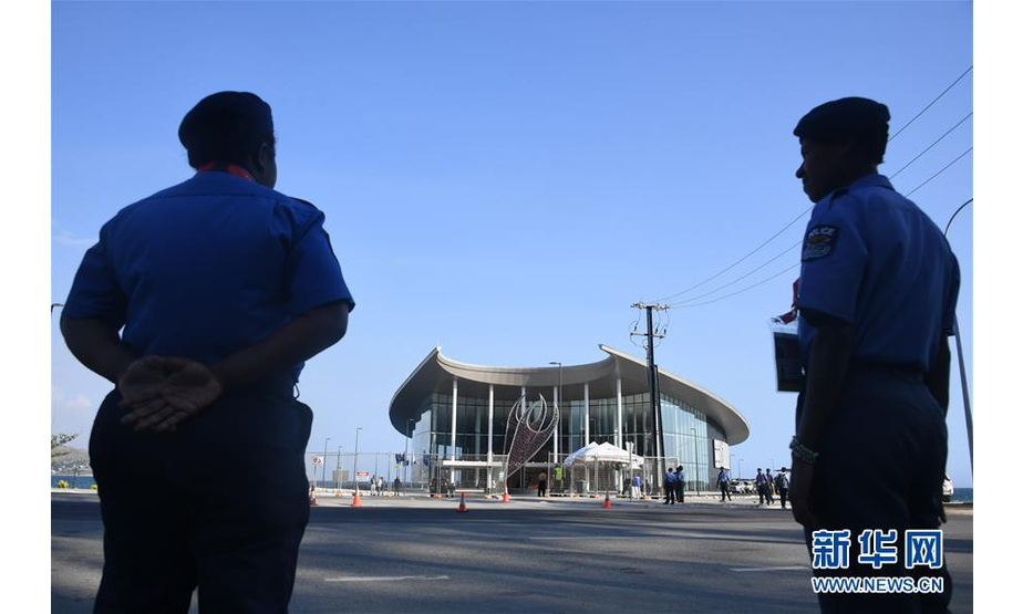 11月14日，在巴布亚新几内亚首都莫尔兹比港，警察在APEC大厦外执勤。 APEC第二十六次领导人非正式会议将于11月17日至18日在莫尔兹比港举行。 新华社记者吕小炜摄