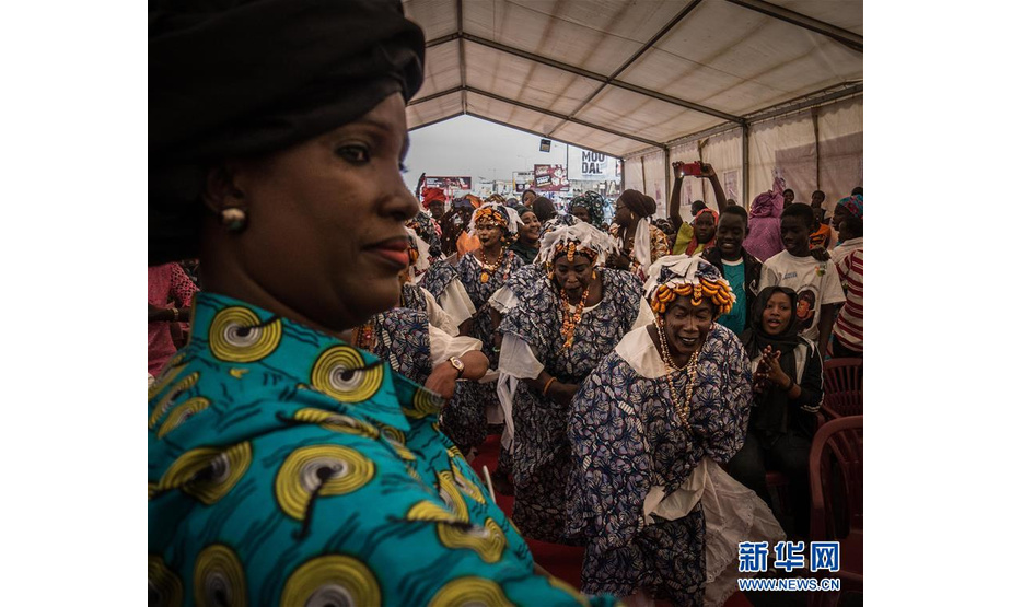 12月9日，在塞内加尔盖贾瓦伊，塞内加尔妇女在集会现场跳舞。新华社发（路易·登加摄）