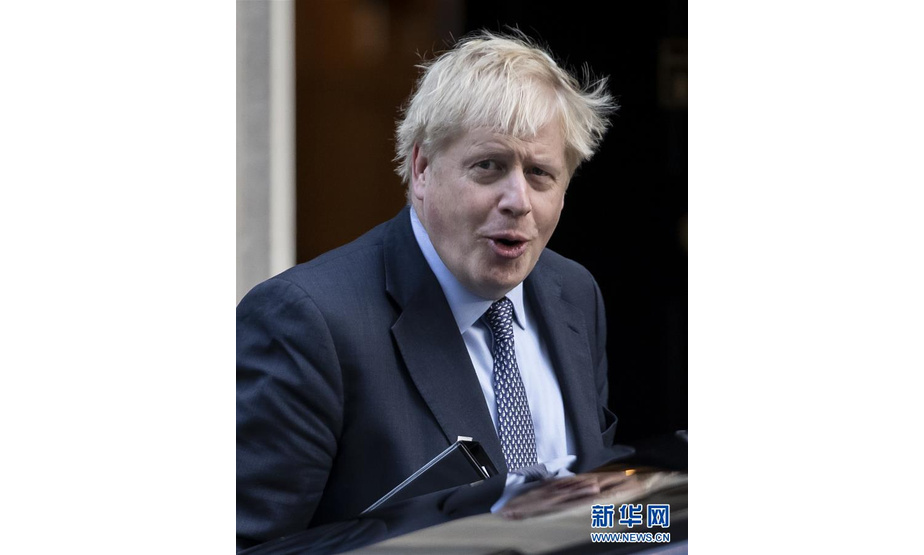 10月19日，在英国伦敦，英国首相鲍里斯·约翰逊离开唐宁街10号首相府，前往议会。 英国议会19日将举行37年来的首次周六会议，就英国政府与欧盟17日达成的新“脱欧”协议展开辩论并表决。 新华社记者 韩岩 摄