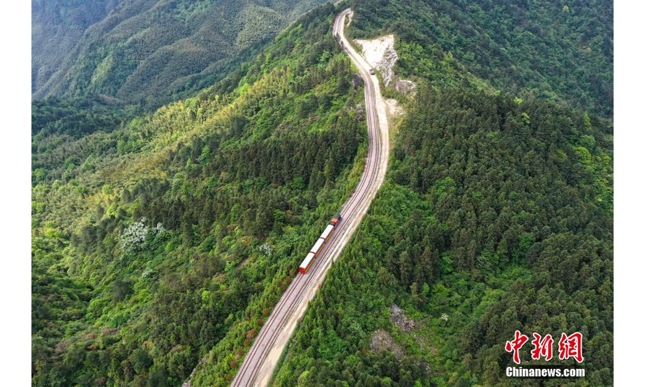 明月山高山观光小火车穿越千米隧道，沿着山壁或架空铁轨穿梭在海拔1700多米的森林之中。 刘占昆 摄