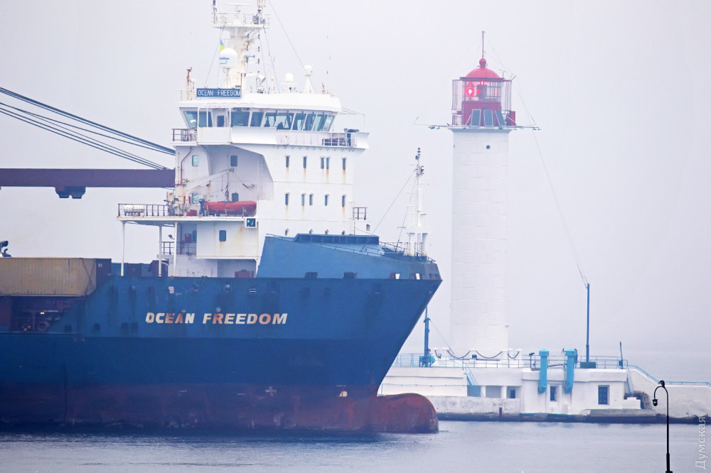 日前，乌克兰敖德萨港驶入一艘货轮，这艘货轮来自美国，运输2艘美国为乌克兰准备的“岛”级巡逻艇，该船原来隶属于美国海岸警卫队，在2014年，美国开始对乌克兰进行军事援助，而这两艘巡逻艇属于援助的一部分，于2018年在美国巴尔的摩举办了移交仪式，并在日前被运送到了乌克兰。