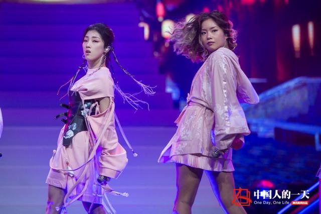 从平凡女孩到全民偶像 101女孩的白日梦与逆