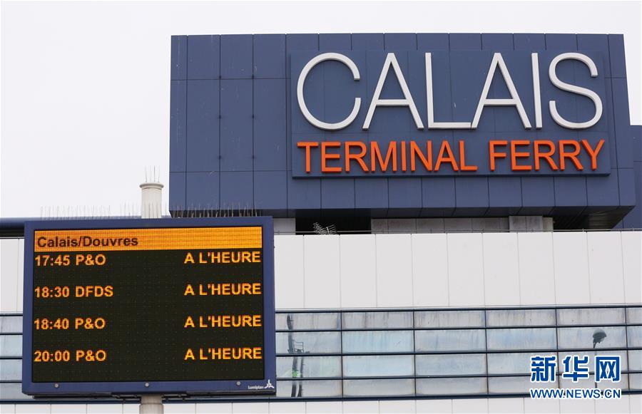 这是1月31日在法国加来港拍摄的加来至英国多佛的渡轮时刻表。加来位于英吉利海峡最窄处，与英国隔海相望。新华社记者 高静 摄